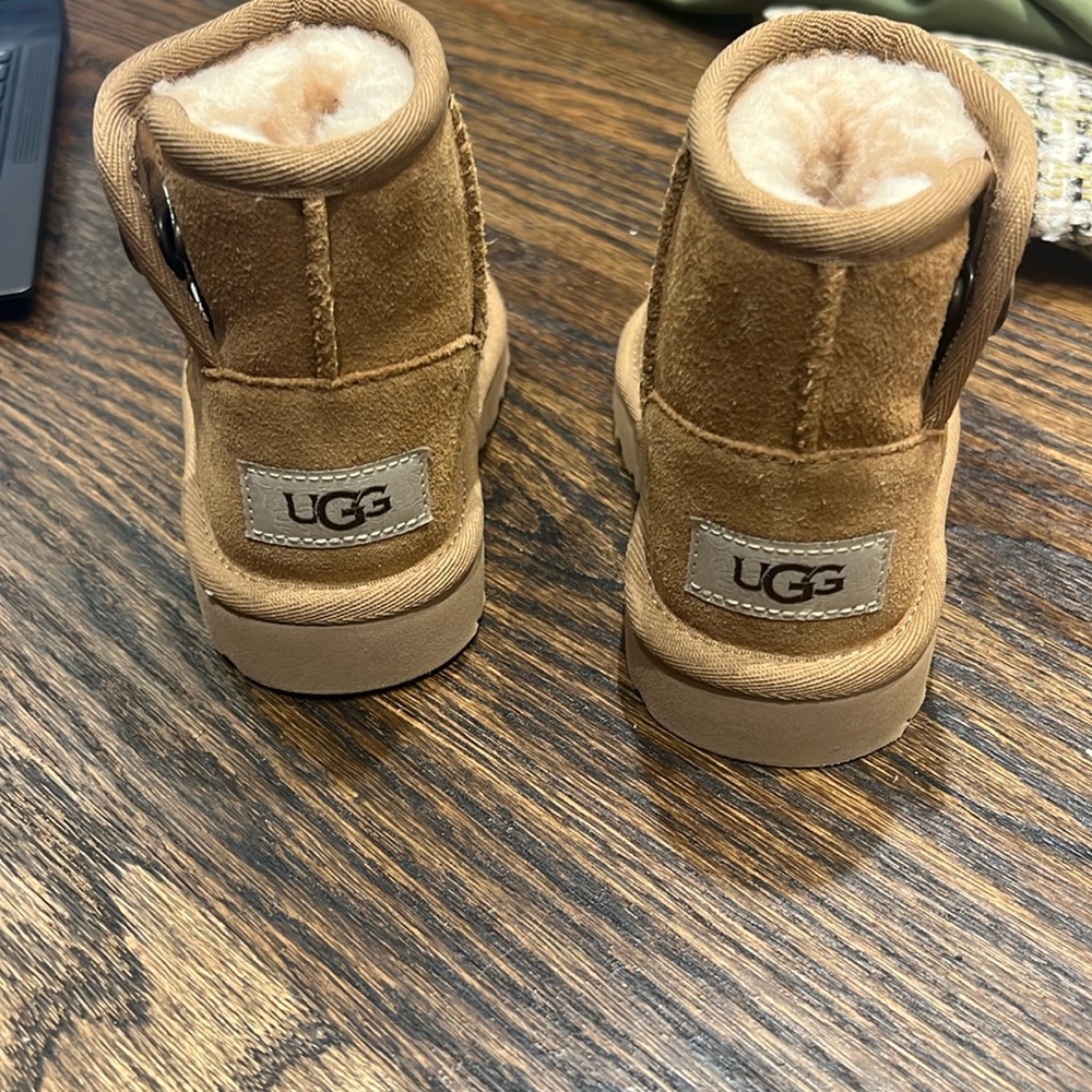 Size 7 kids ugg boots. Excellent condition